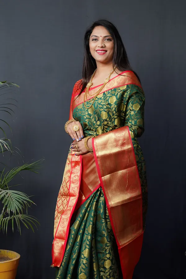 Green_Colour_Pure_Handloom_South_Kanchipuram_&_Pattu_Litchi_Silk_Saree_With_Rich_Pallu_And_Contrast_Unstiched_Blouse_Piece.